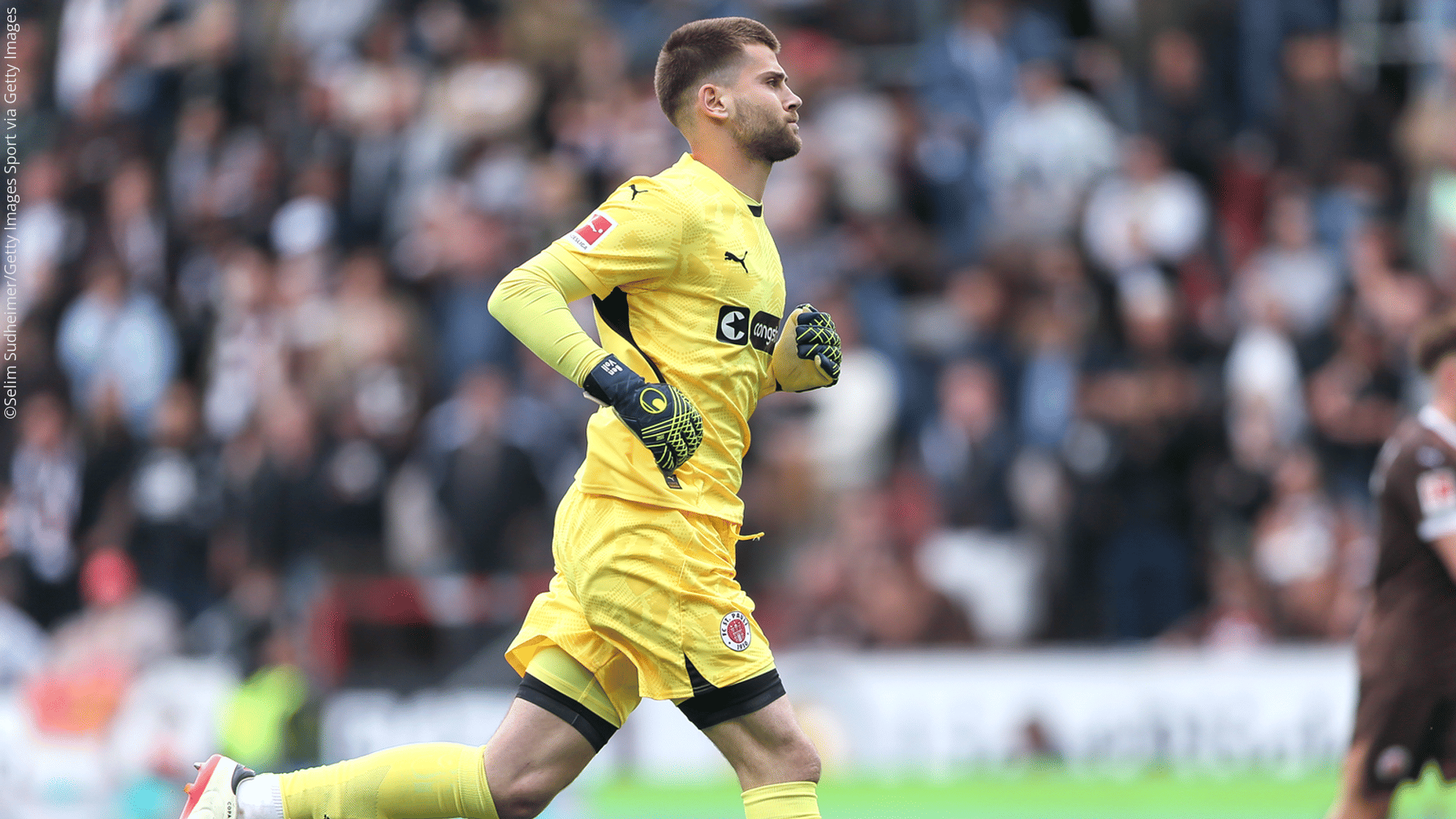 Ersatzkeeper Voll steht im Pokal im Tor von St. Pauli