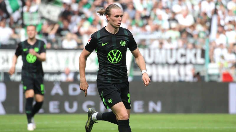 Leipzig voys around Wolfsburg’s Wimmer