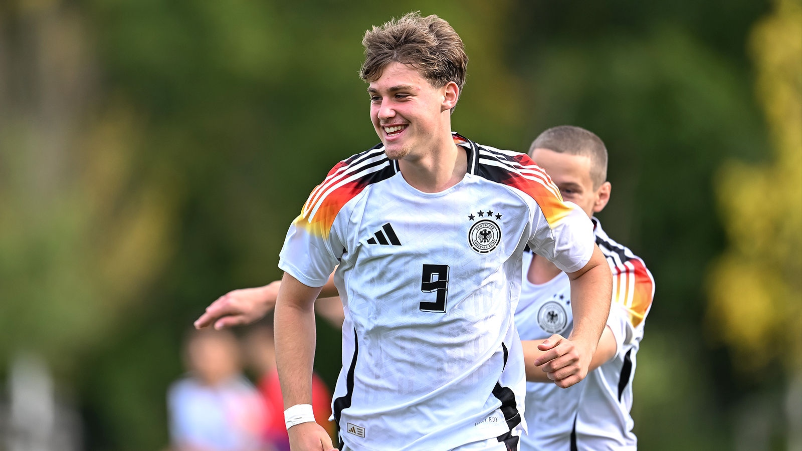 alexander-staff-eintracht-frankfurt-24-25.jpg
